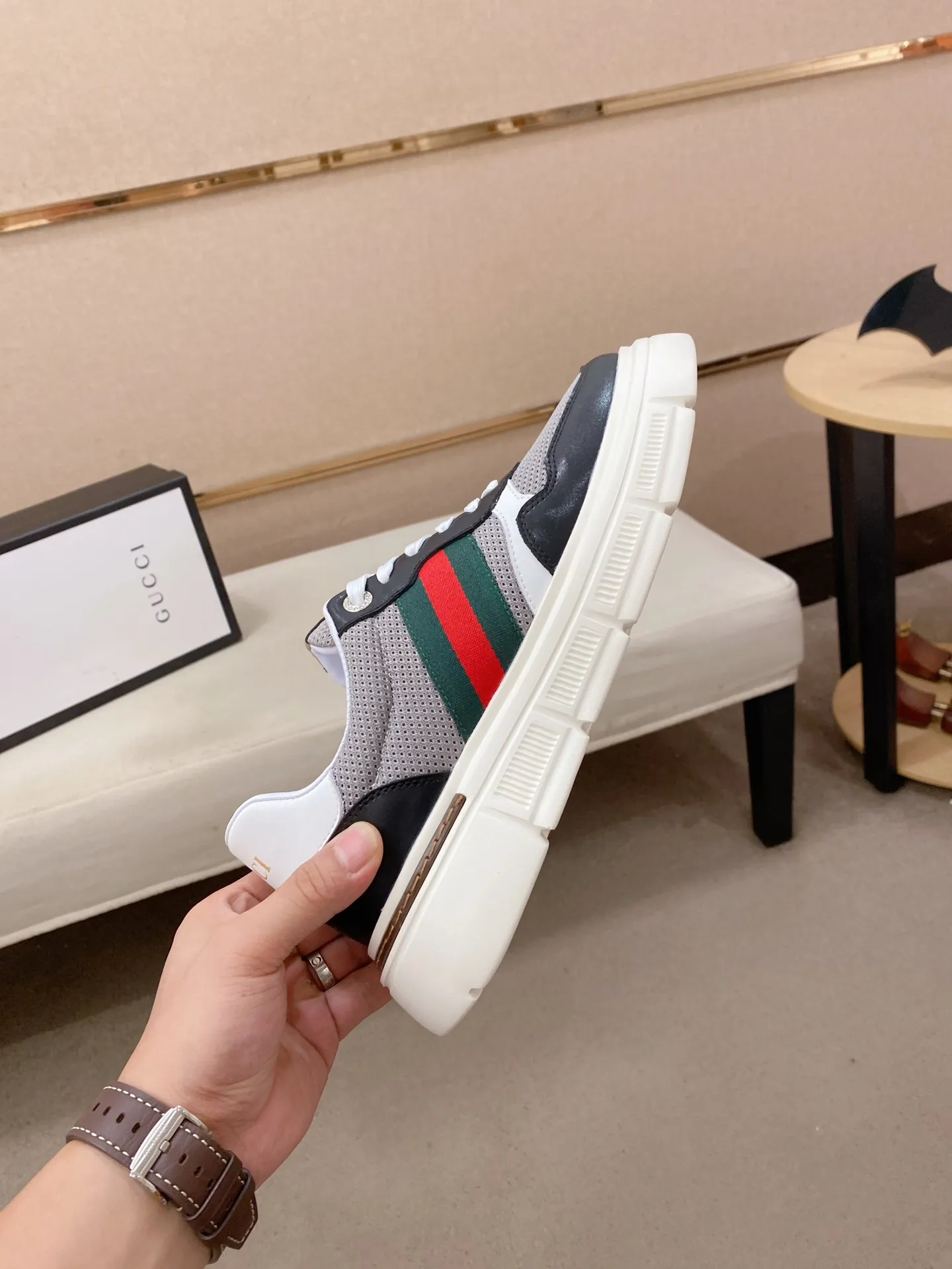 Men's shoes💰 420💰The new GUCCI (Gucci) counters are launched simultaneously. The new men's shoes, 😘fabrics are selected from imported cowhide, and the lining is sheepskin lining. 👍🏿 High-end ☄️ air-cushion molded anti-slip rubber outsole, exquisite lines, simple and elegant, comfortable and high-end for leisure travel. Code number: 38 to 44 (45 can be customized and cannot be returned or exchanged)